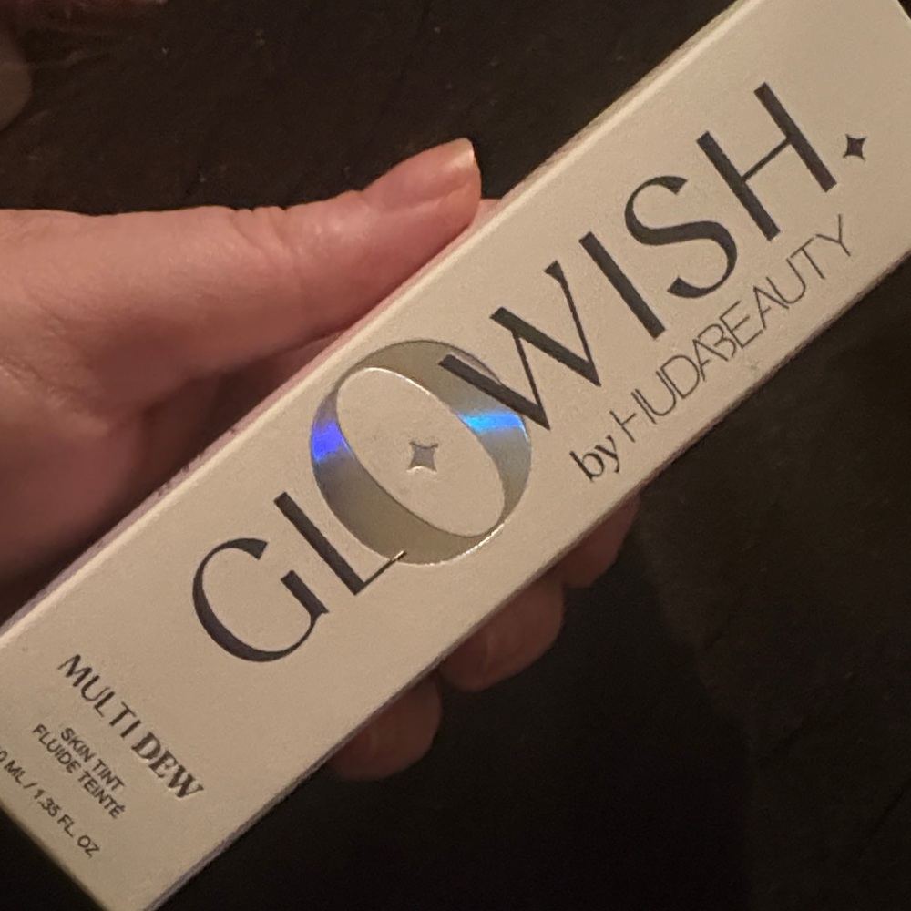HUDA BEAUTY GloWish Multi Dew Skin Tint.